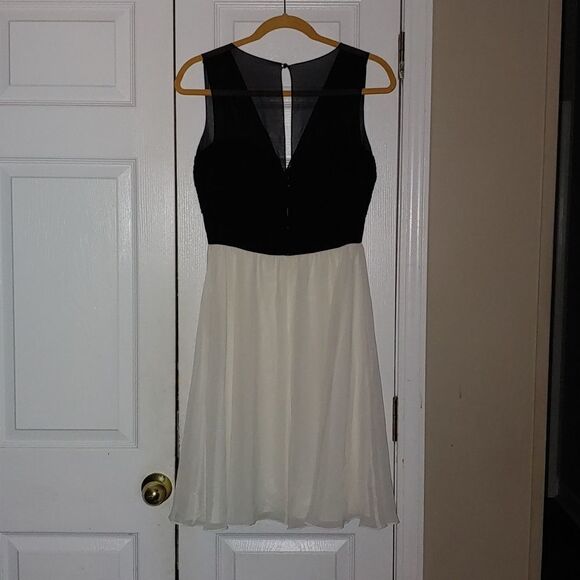 White House Black Market black white  flare dress  Sz 2 NWOT - Picture 4 of 8